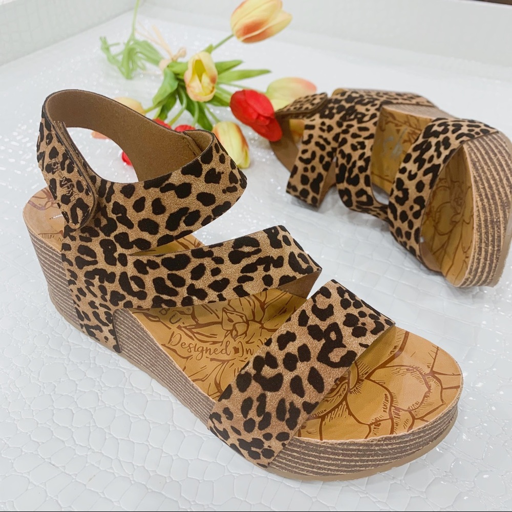 Blowfish KEEP IT GOING LEOPARD WEDGE SANDALS